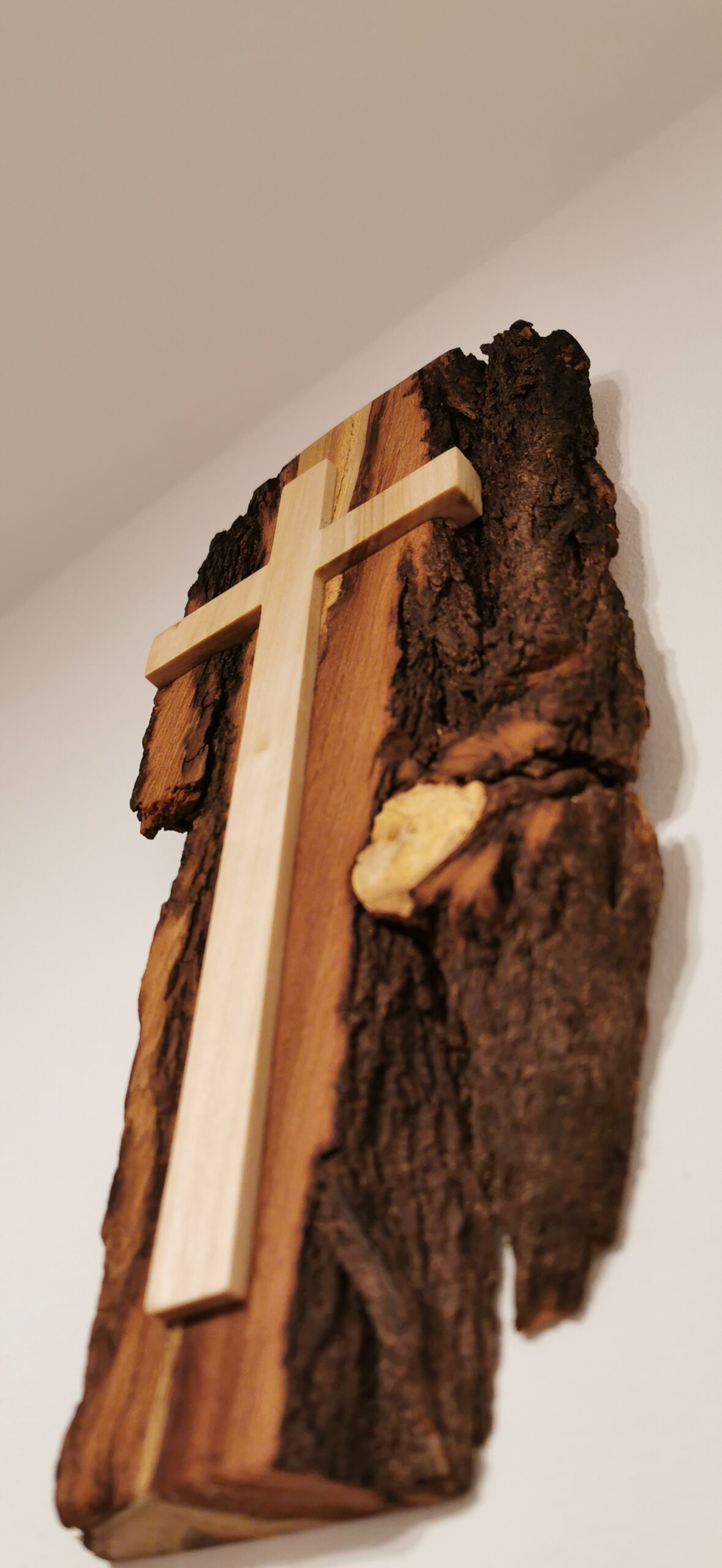 rustykalny krzyż z drewna