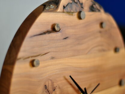 zegar z drewna jabłoniowego
