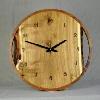 duży zegar z drewna akacji