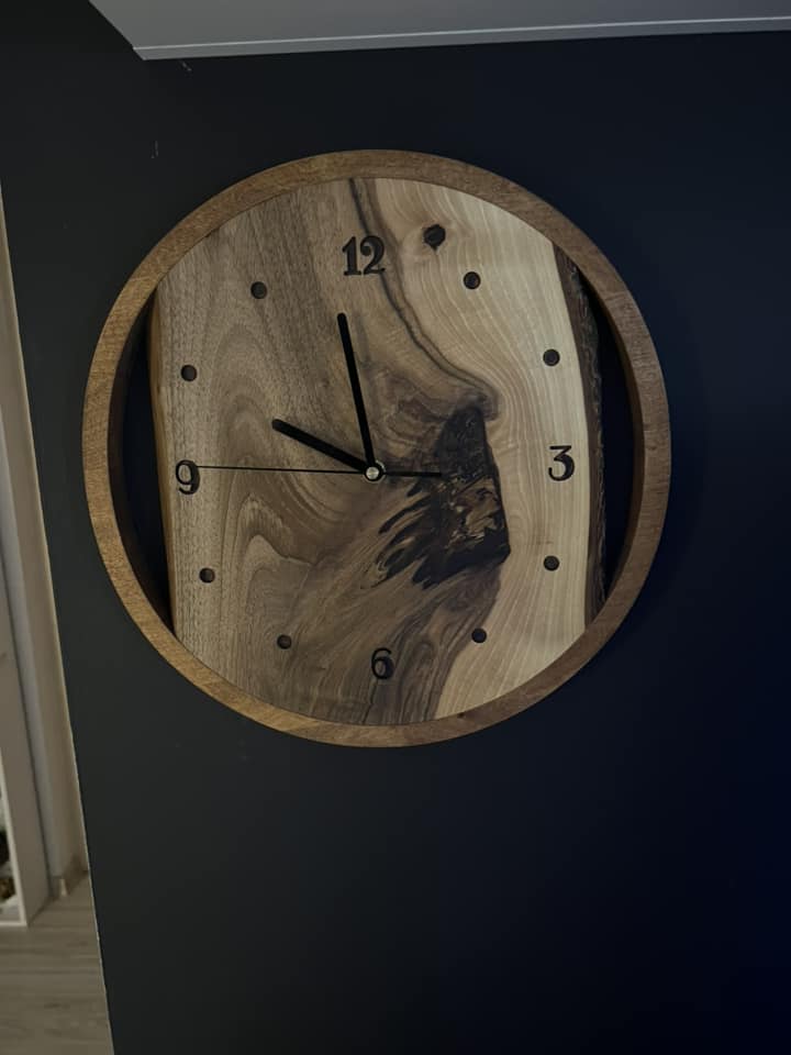 zegar z drewna orzechowego