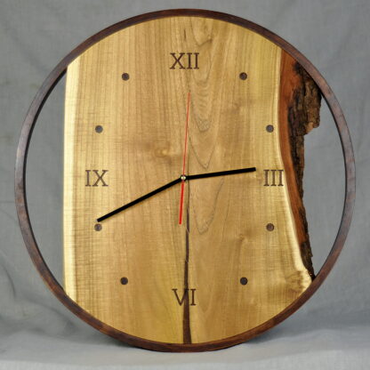 duży zegar do salonu z akacji