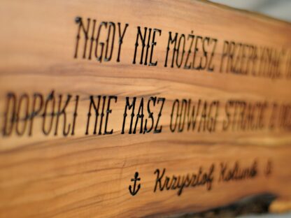 napis motywacyjny na desce jabłoniowej