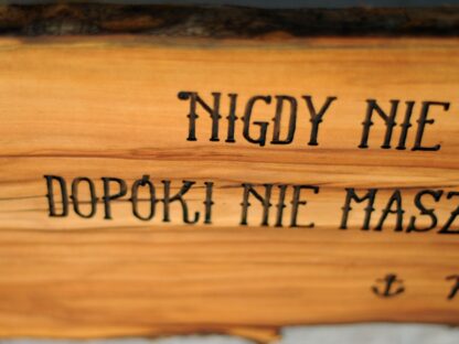 napis motywacyjny na desce jabłoniowej