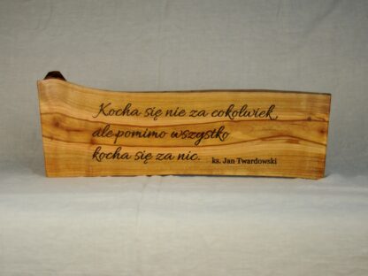 Czereśniowa deska z inspirującym napisem o miłości