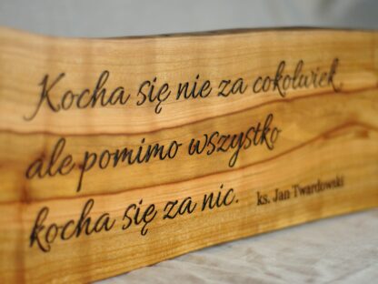 Czereśniowa deska z inspirującym napisem o miłości